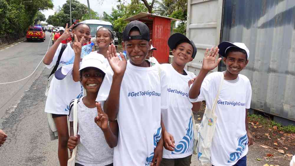 children waving