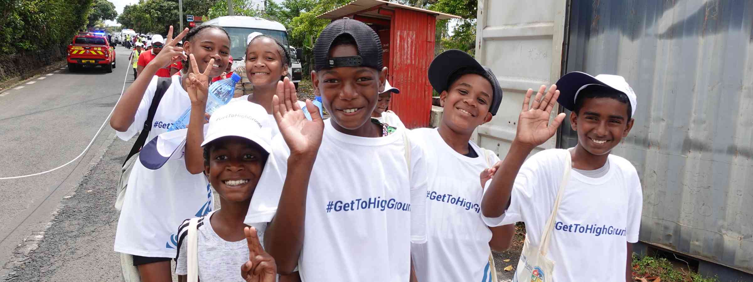 children waving