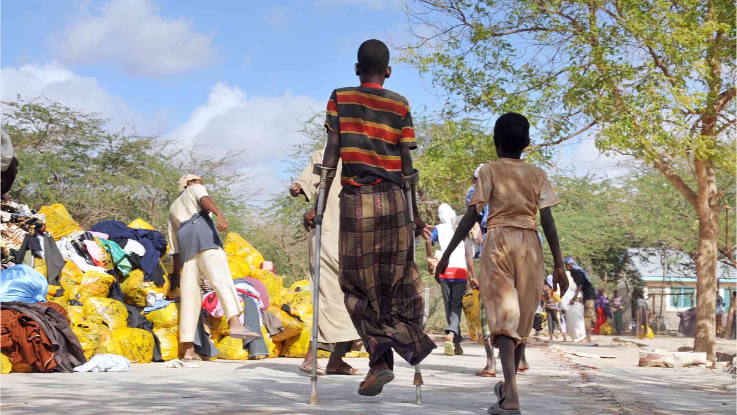 This picture shows a boy with crutches in the Dadaab refugee camp in Somalia.