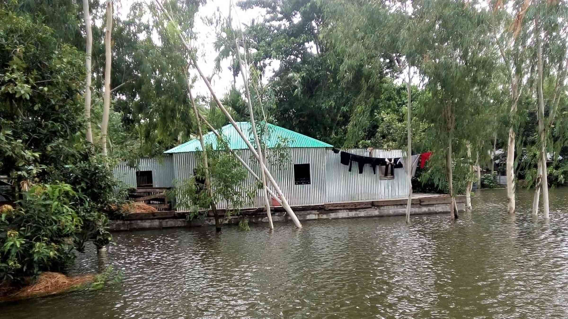 The amphibious housing unit during floods. CORE Bangladesh research team.